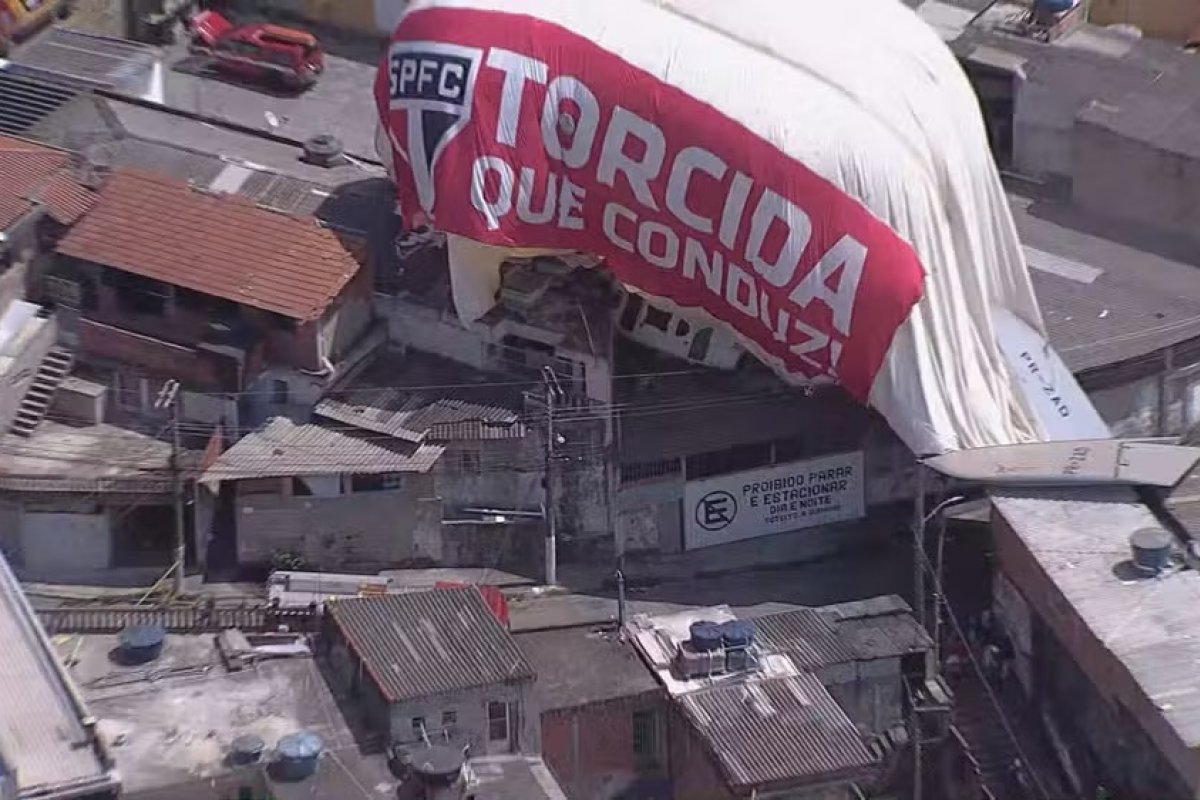 Dirigível contratado pelo São Paulo cai em Osasco e deixa um ferido