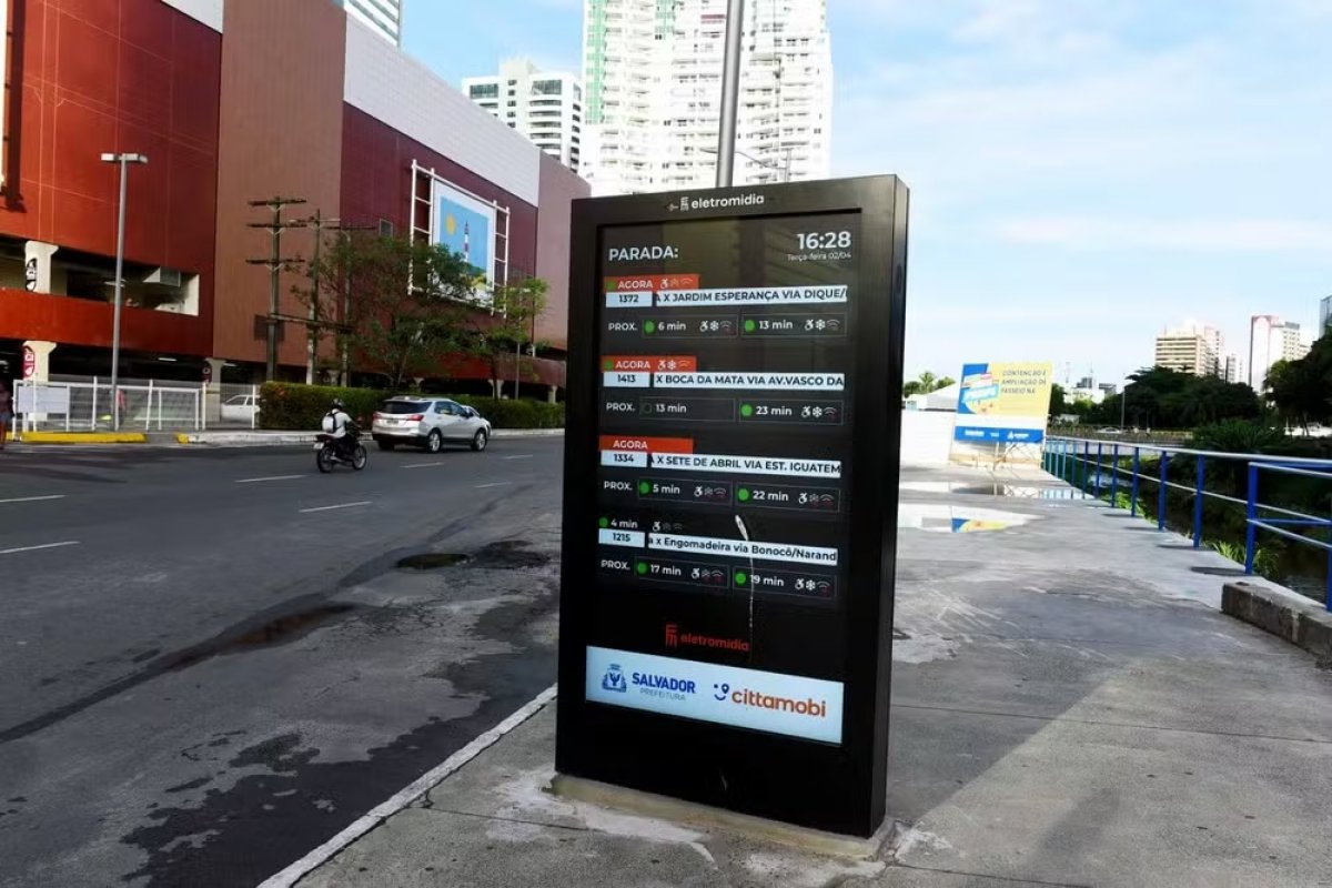 Painéis passam a exibir alertas sobre atrasos e rotina do transporte público em Salvador