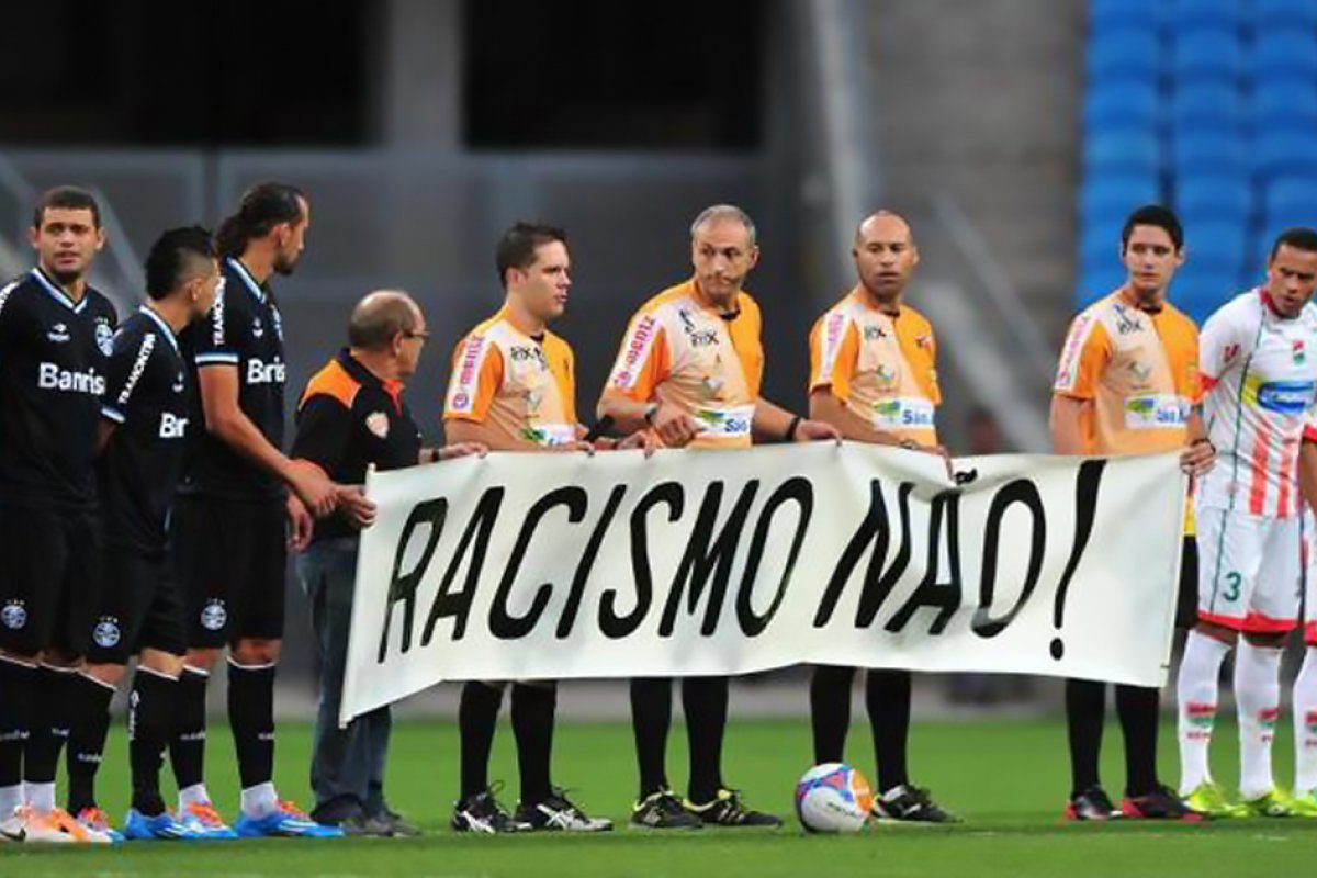Registro de casos de racismo no futebol brasileiro tem alta de cerca de 39% em 2023, aponta relatório