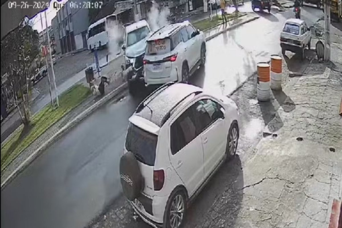 Homem morre imprensado entre dois carros em Santo Antônio de Jesus