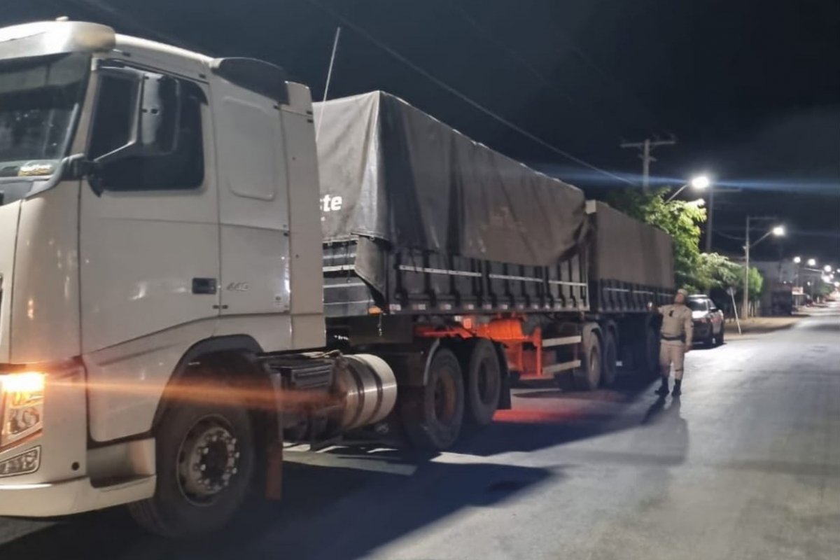 Motorista é detido e carga ilegal de cigarros é apreendida durante operação policial na Bahia