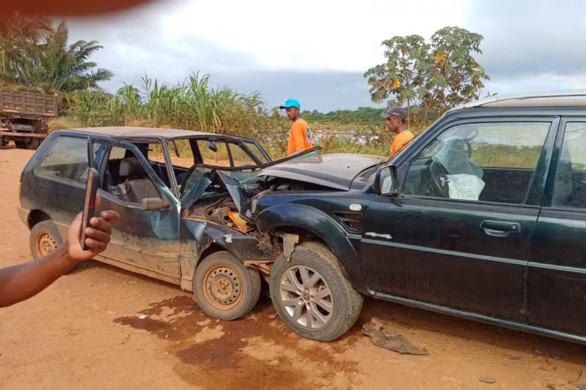 Batida entre dois carros mata professor de música e motorista de segundo veículo foge sem prestar socorro