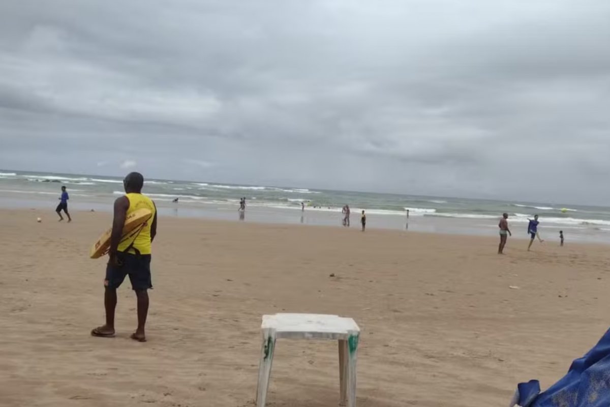Adolescente de 17 anos morre afogado em praia de Salvador