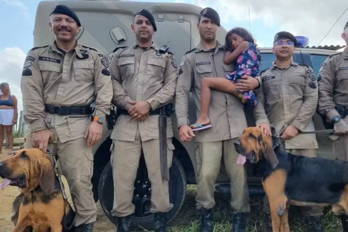 Cães farejadores ajudam a resgatar criança autista desaparecida na Bahia