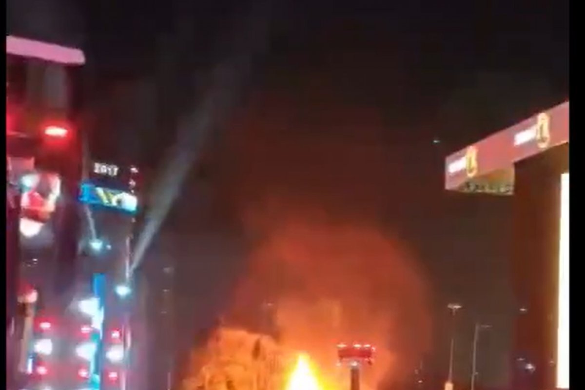 Vídeo: Incêndio atinge praça de alimentação durante apresentação de Thiaguinho em festival