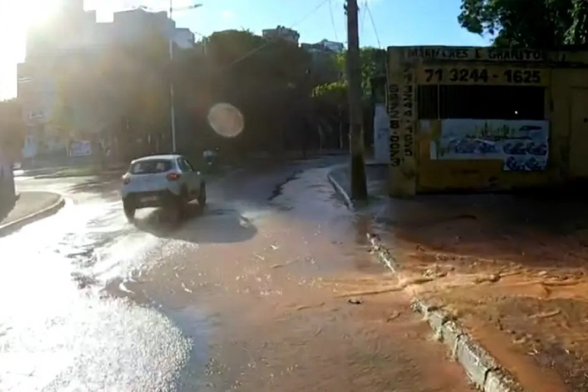 Intenso vazamento de água causa lentidão no trânsito na região do Ogunjá em Salvador