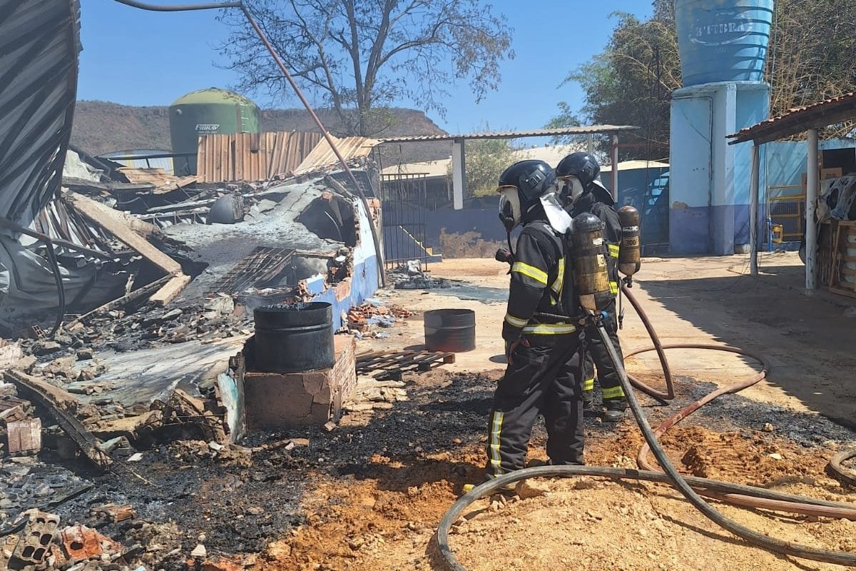 Homem é encontrado morto após incêndio em fábrica de produtos químicos e velas na Bahia