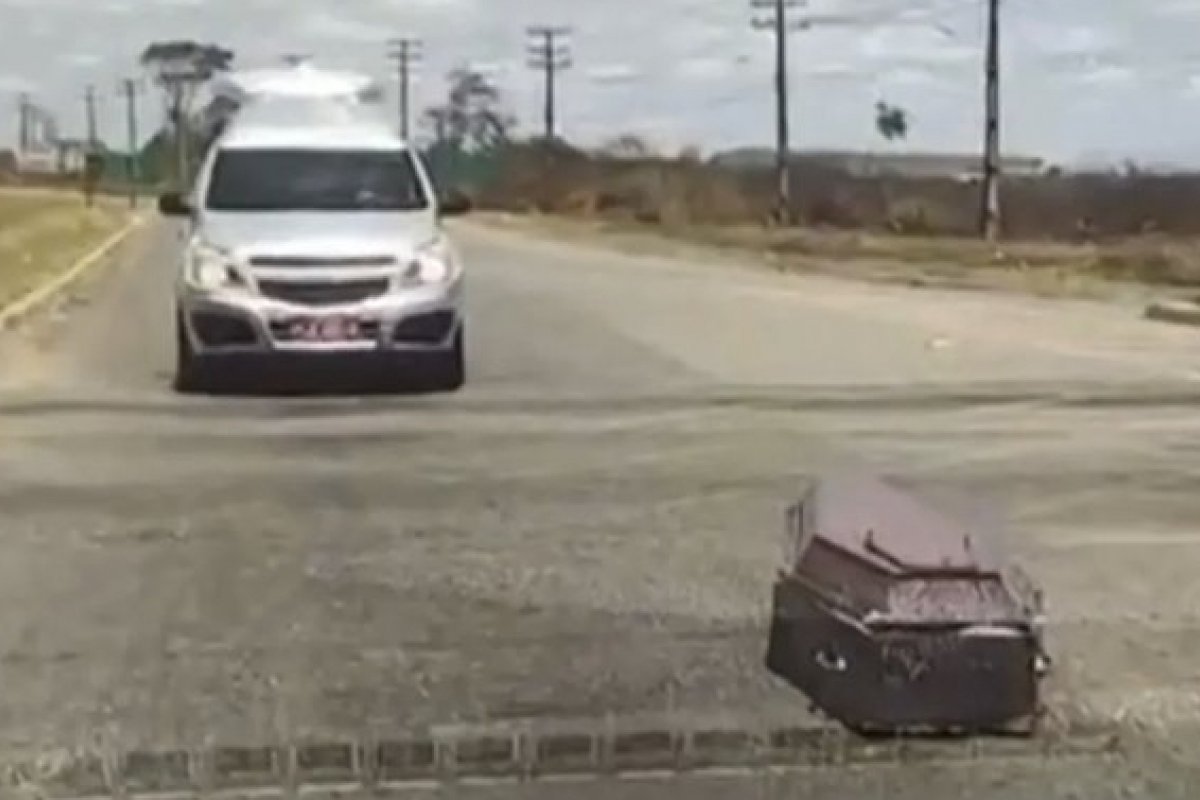Vídeo: Em Vitória da Conquista, caixão cai de carro funerário e viraliza