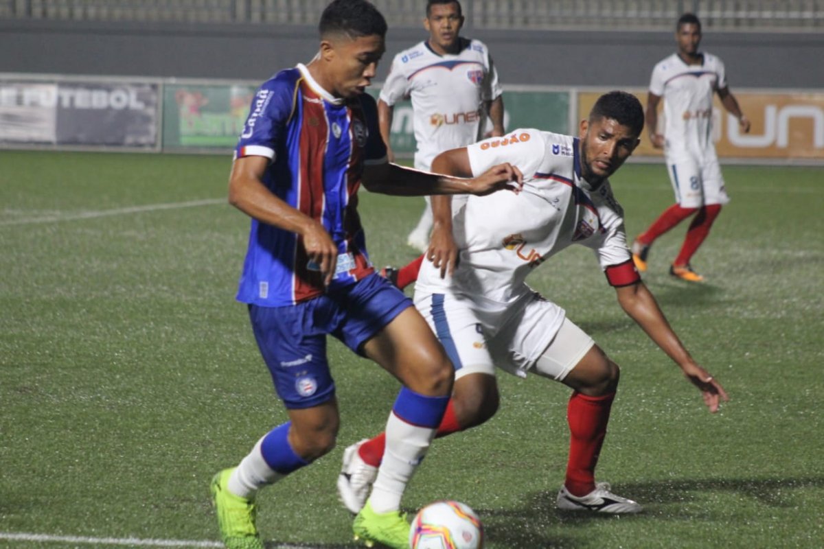 No apagar das luzes, Bahia vence o Bahia de Feira e assume ponta do Baiano