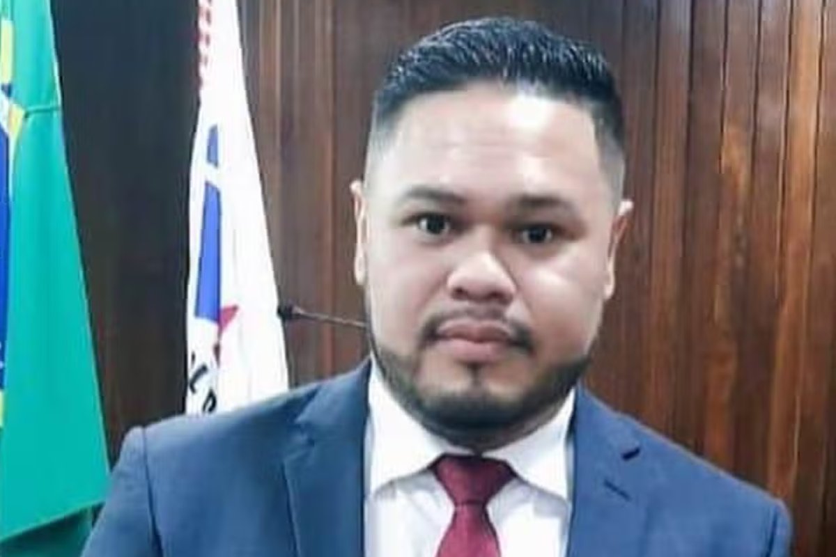 Candidato a prefeito no Amazonas é preso pela PF após fazer 'chuva de dinheiro' em praça pública