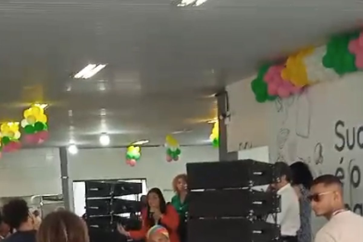 Vídeo: Moema Gramacho recebe vaias durante evento no Restaurante Popular em Lauro de Freitas