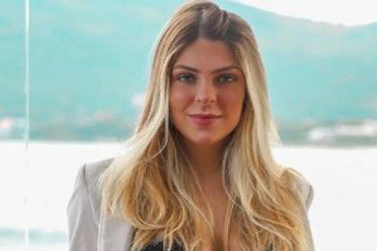 Blogueira é mordida por tubarão enquanto tirava foto