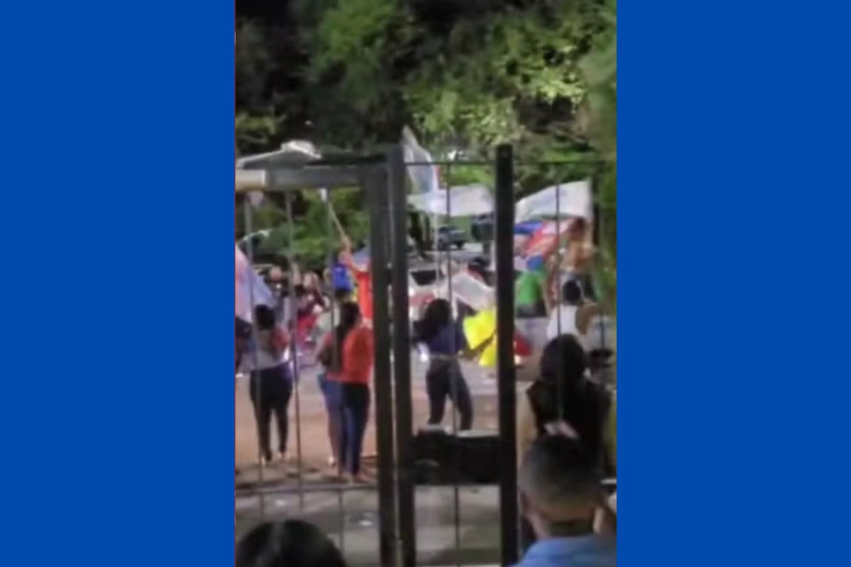 Vídeo: homem cai de caminhonete em movimento após ter bandeira puxada por eleitor durante carreata política na Bahia