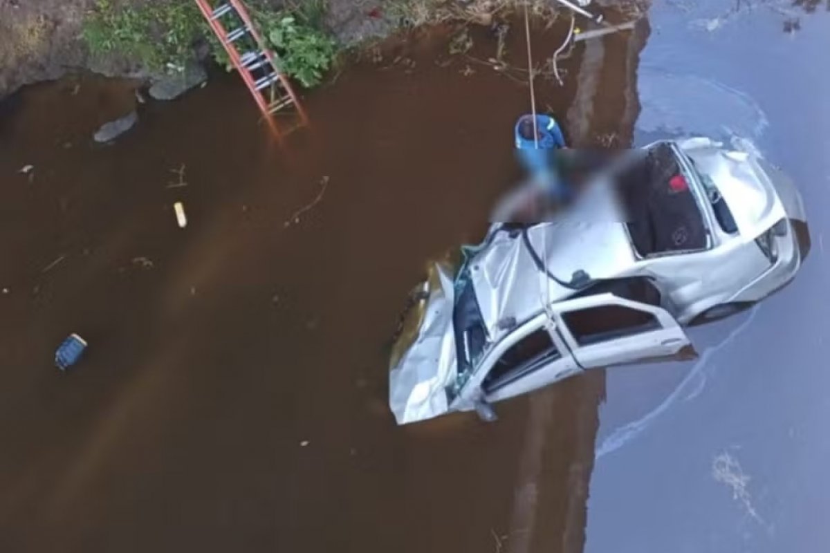 Cinco pessoas morrem após carro cair de ponte e ficar submerso em rio na Bahia