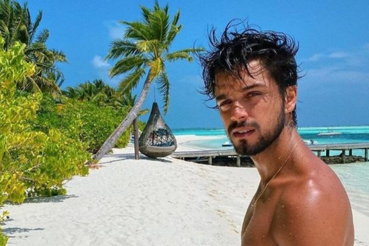 Rodrigo Simas curte as Maldivas em cenário paradisíaco