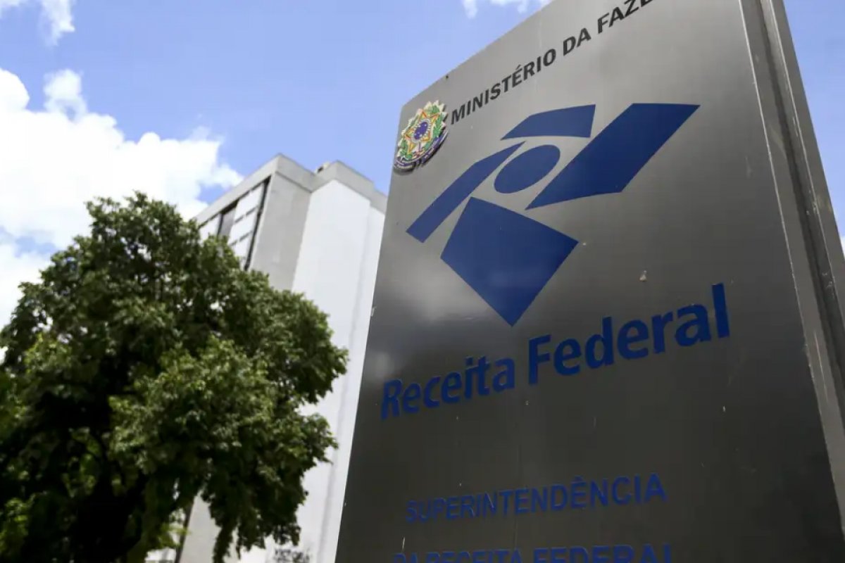 Imposto mínimo de 15% sobre multinacionais afeta menos de mil empresas no Brasil, diz Receita