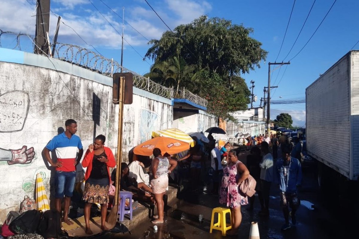Mais de 600 ambulantes formam fila em frente a secretaria em Salvador