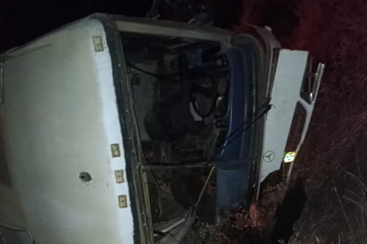 Ônibus tomba em zona rural de Vitória da Conquista, deixa criança amputada e adulto gravemente ferido
