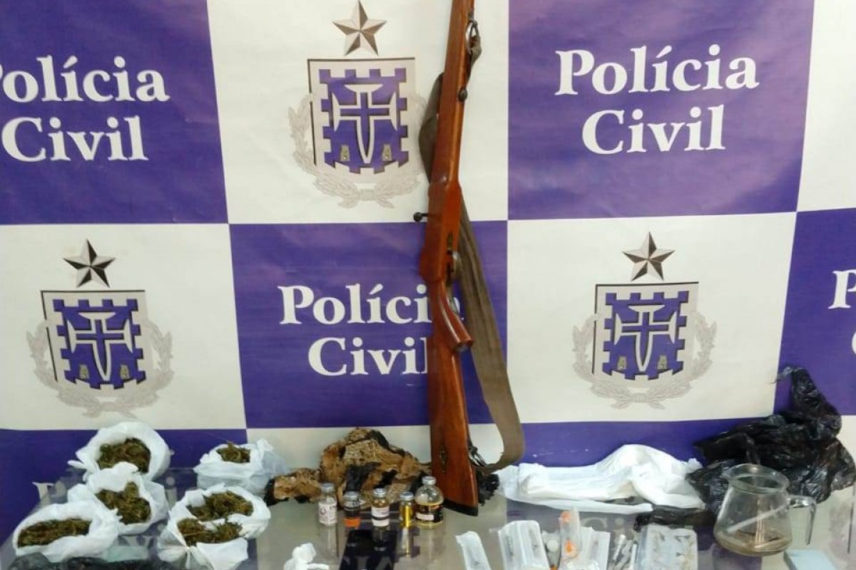 Drogas e arma são encontradas dentro de academia