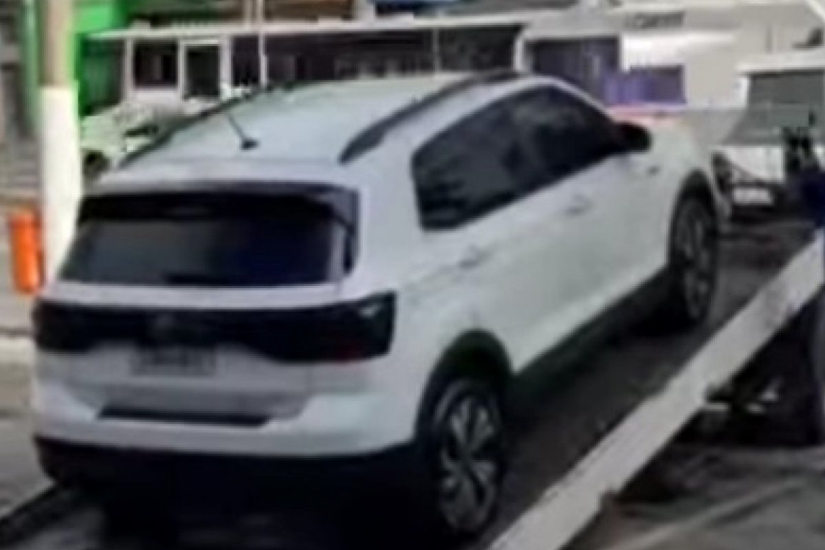 Carro roubado da equipe de segurança de Lula é encontrado em estacionamento de supermercado