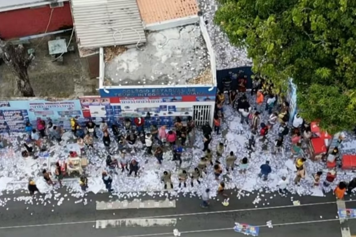 Eleições Salvador: "Mar de santinhos" na rua causa acidente em frente a colégio em Brotas; confira