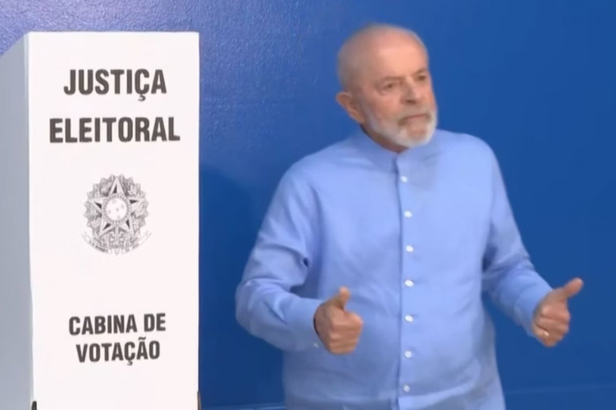 Lula vota em São Bernardo do Campo e defende democracia