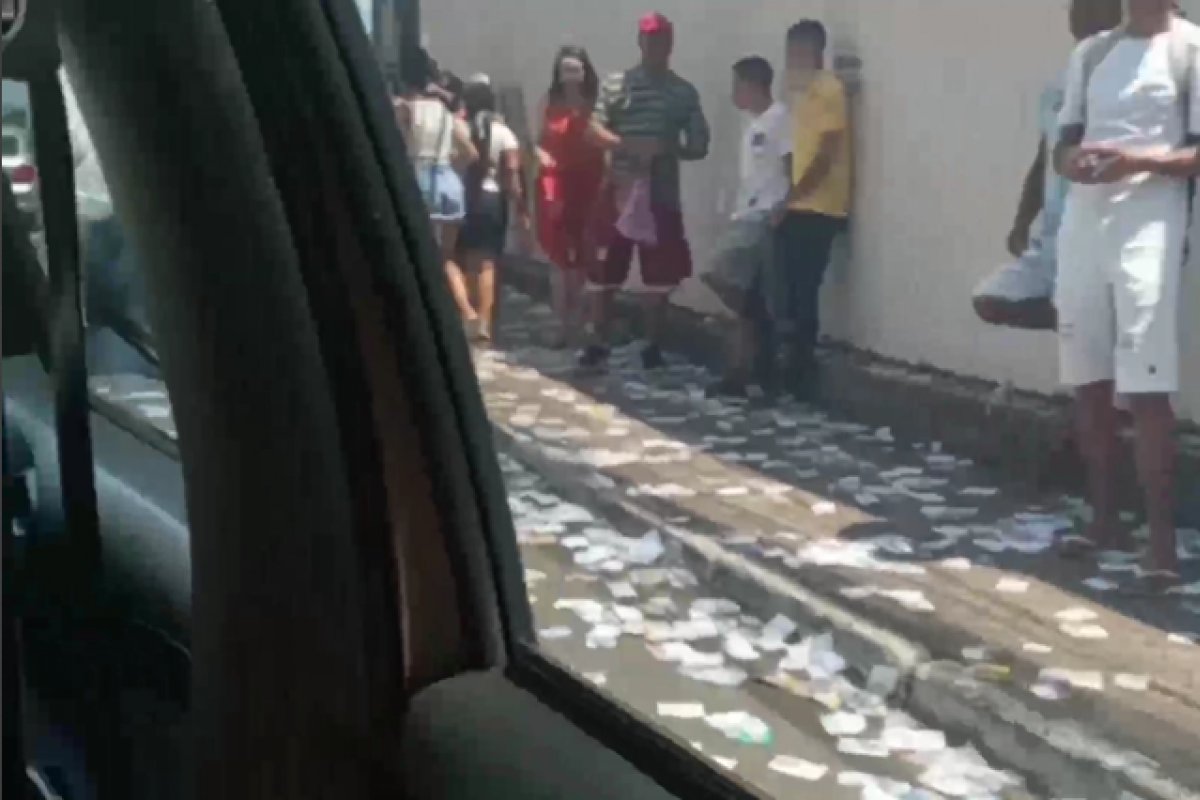 Vídeo: Descarte de "santinhos" é flagrado por leitores do Farol da Bahia