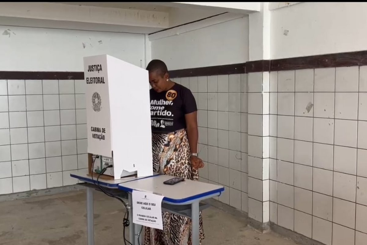 Vídeo: Eslane Paixão vota neste domingo (6) pela manhã no bairro do Uruguai