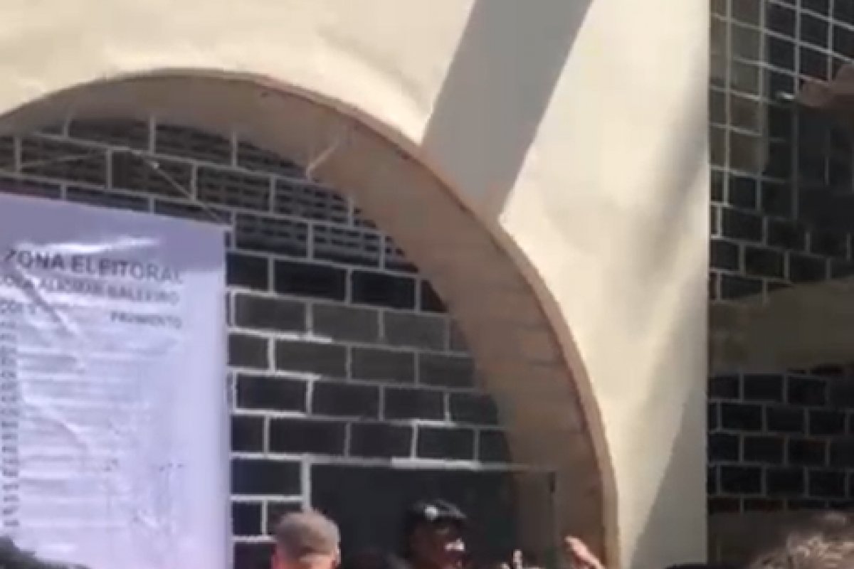 Vídeo: Eleitores relatam dificuldade para acessar colégio eleitoral em Pernambués