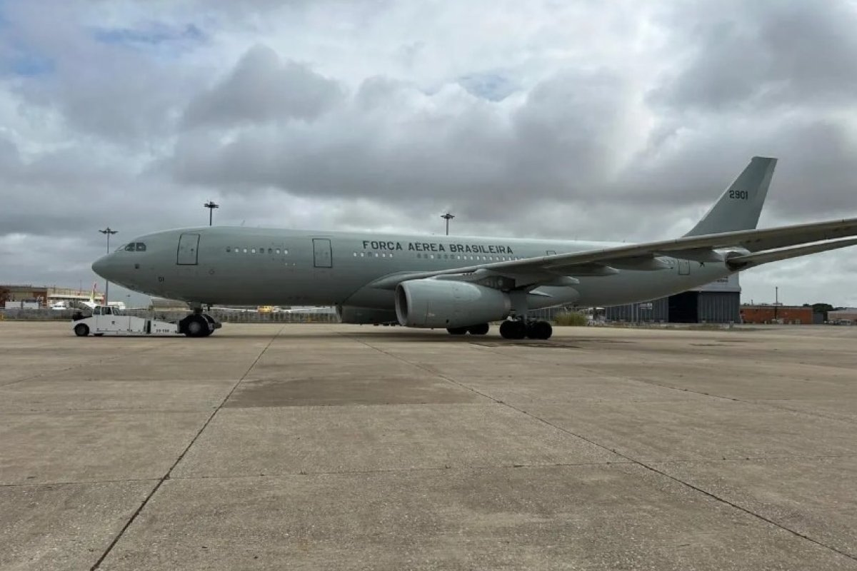 Avião da FAB pousa com primeiros brasileiros repatriados do Líbano