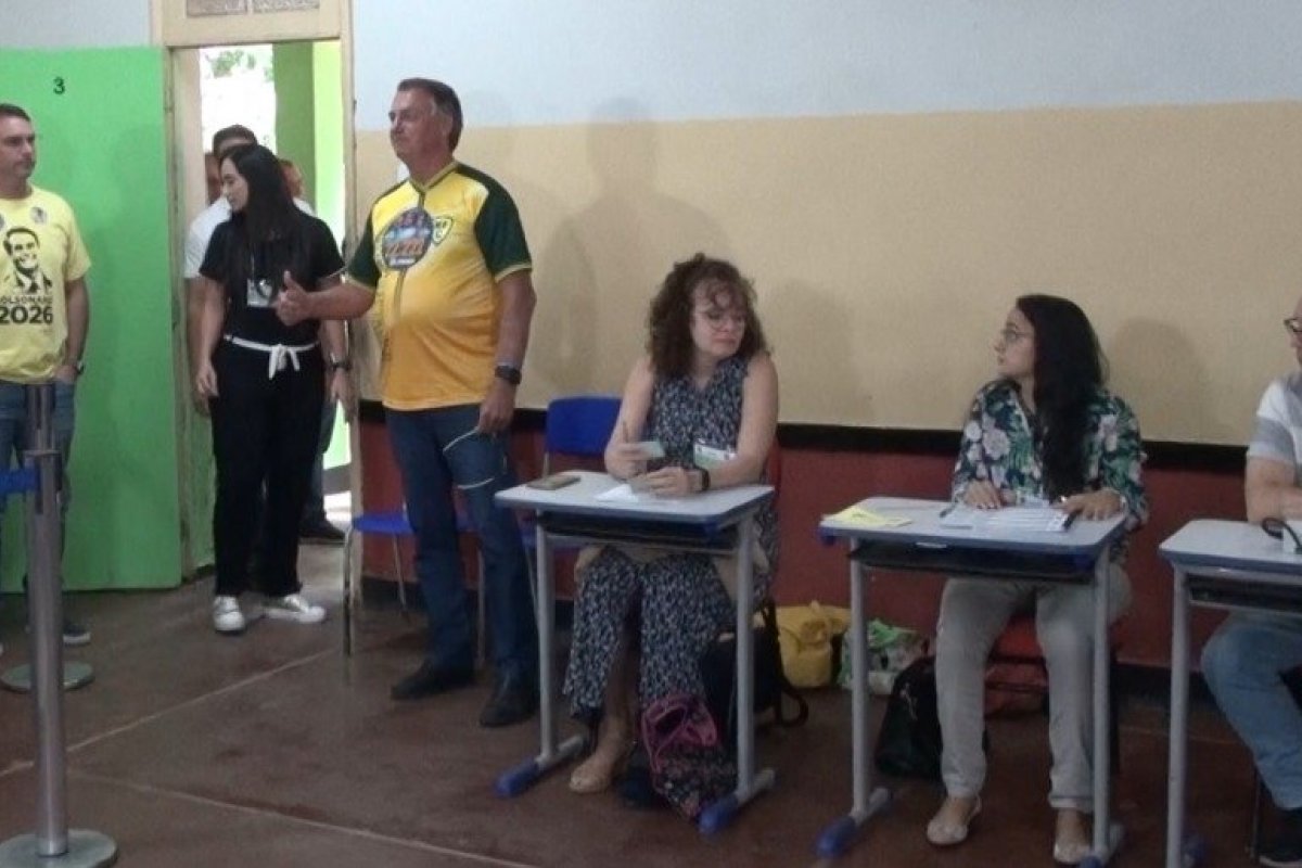 Ex-presidente Jair Bolsonaro vota na zona oeste do Rio