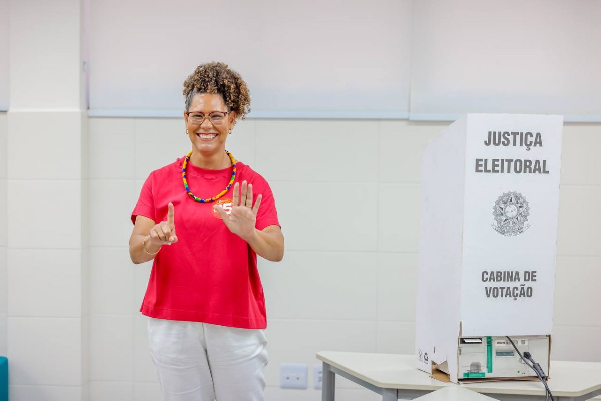 'Fizemos uma campanha honesta', diz Fabya Reis ao votar neste domingo (6)