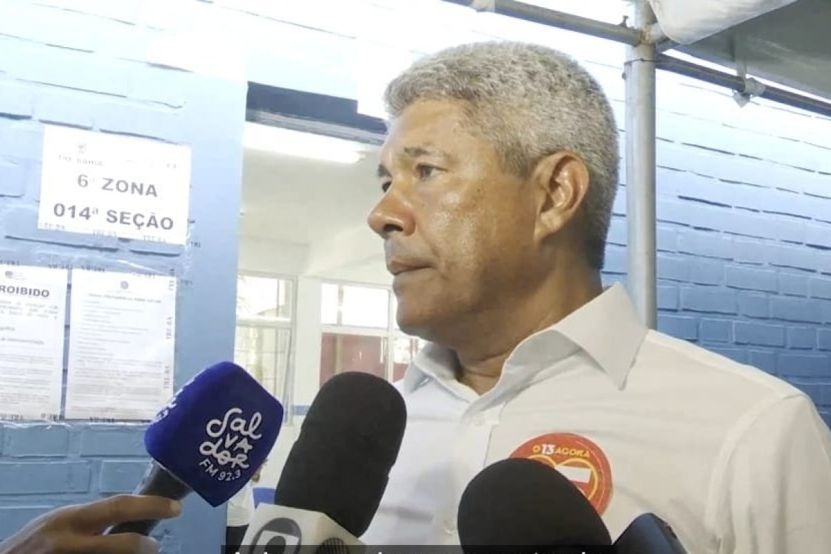 'Que os eleitos possam levar comida e emprego' para a população, diz Jerônimo ao votar neste domingo (6)