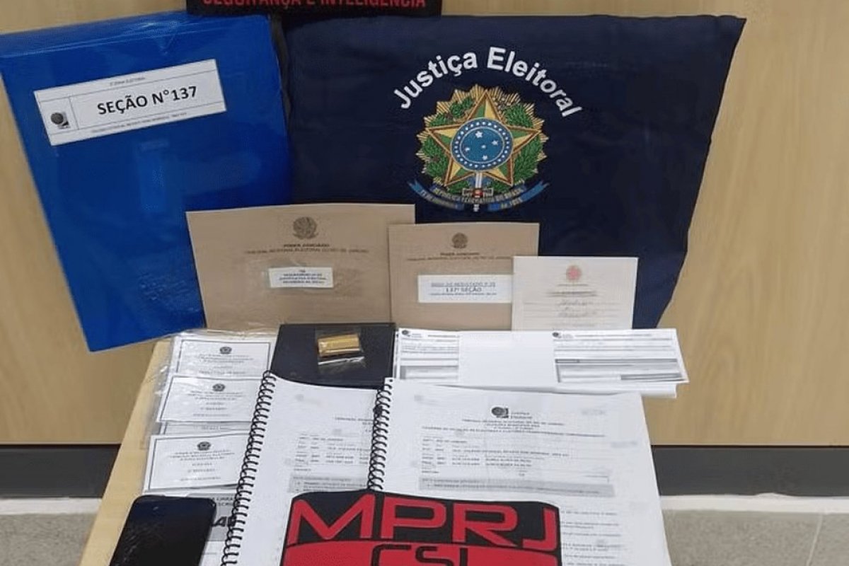 MP faz buscas na casa de presidente de seção eleitoral no RJ para recuperar caderno da votação