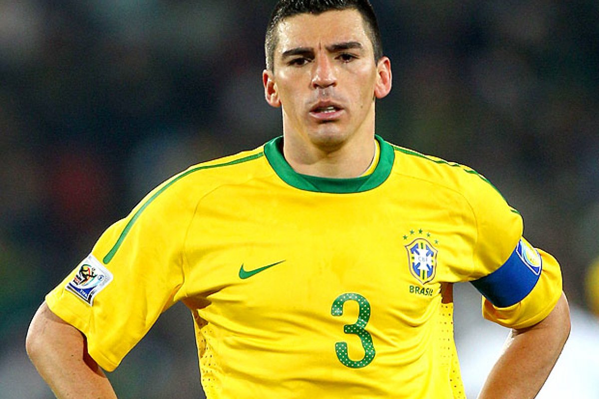 Pentacampeão Lúcio anuncia aposentadoria aos 41 anos