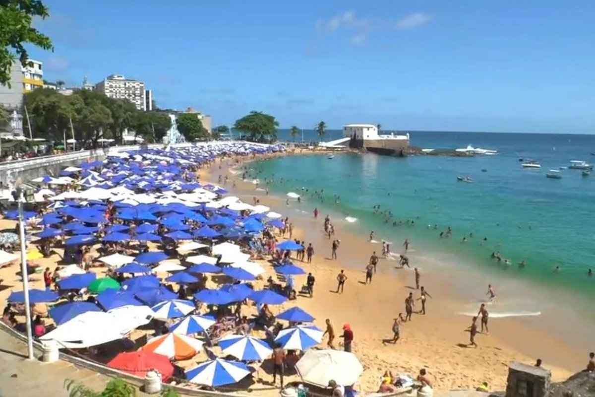 Homens são presos na Praia do Porto da Barra, em Salvador, por furto de corrente