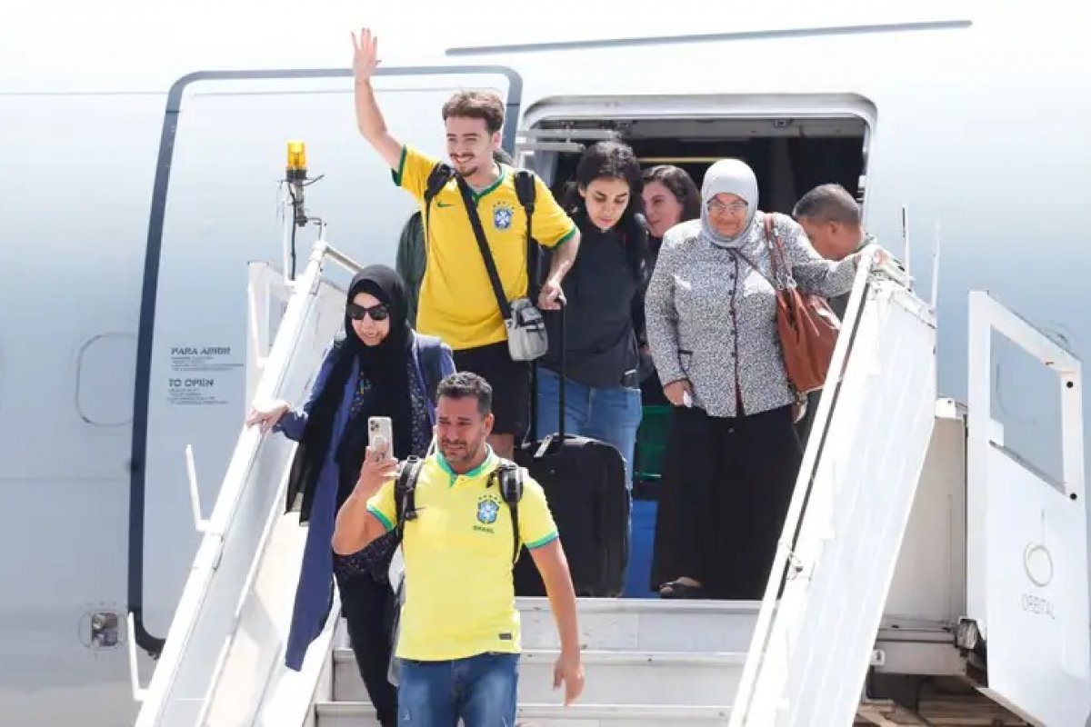 Avião da FAB deixa Beirute com 227 resgatados e segue para São Paulo