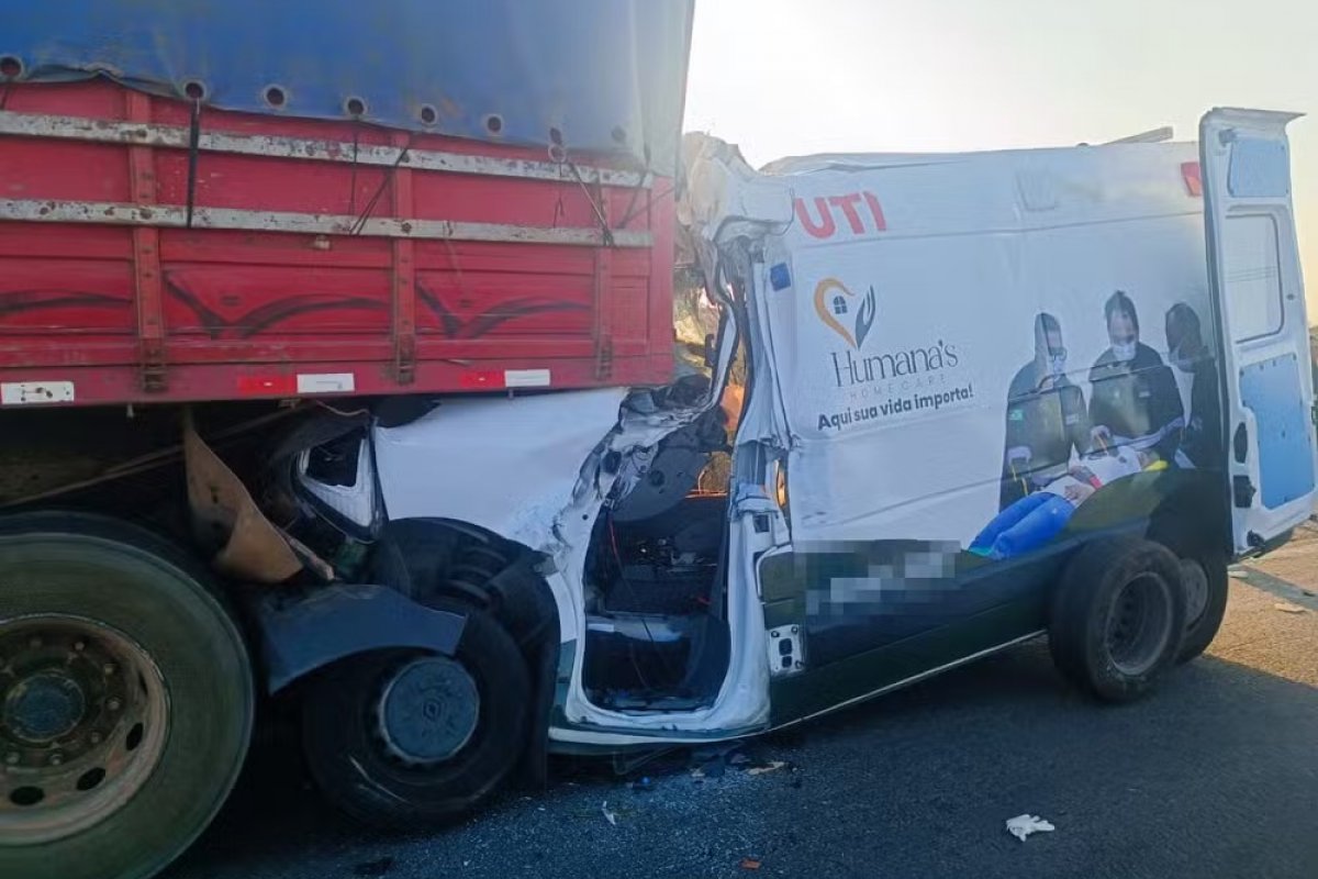 Colisão entre ambulância e caminhão deixa quatro mortes no norte da Bahia
