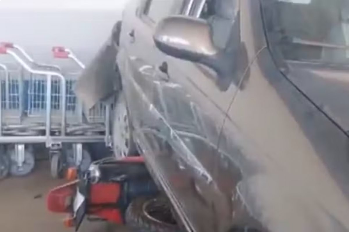 Criança de 10 anos liga carro enquanto pai cuidava de compras e provoca acidente em supermercado de Juazeiro