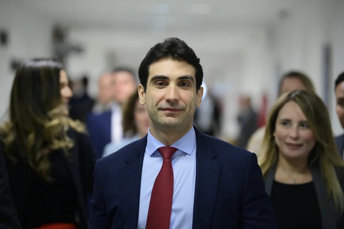 Galípolo é escolhido como chefe do BC e assume desafios econômicos em 2025