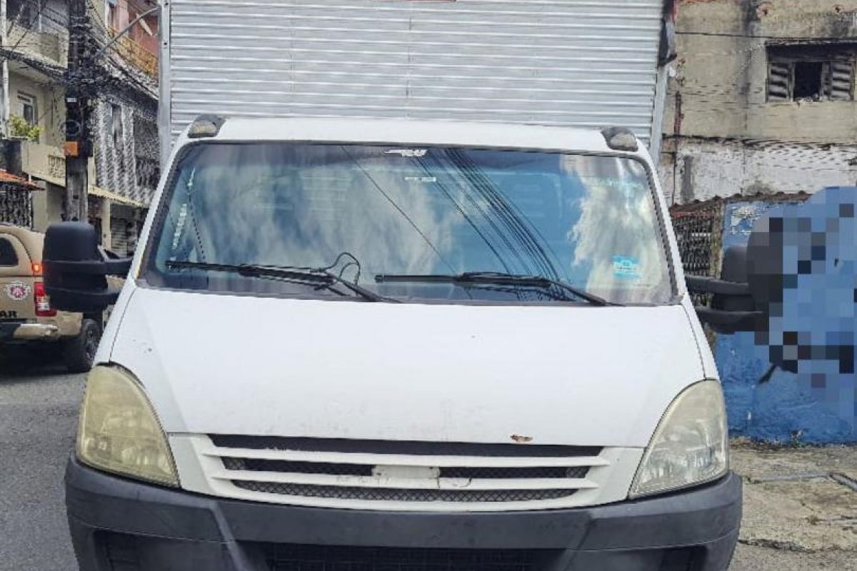 PM recupera caminhão de carga roubada em Salvador