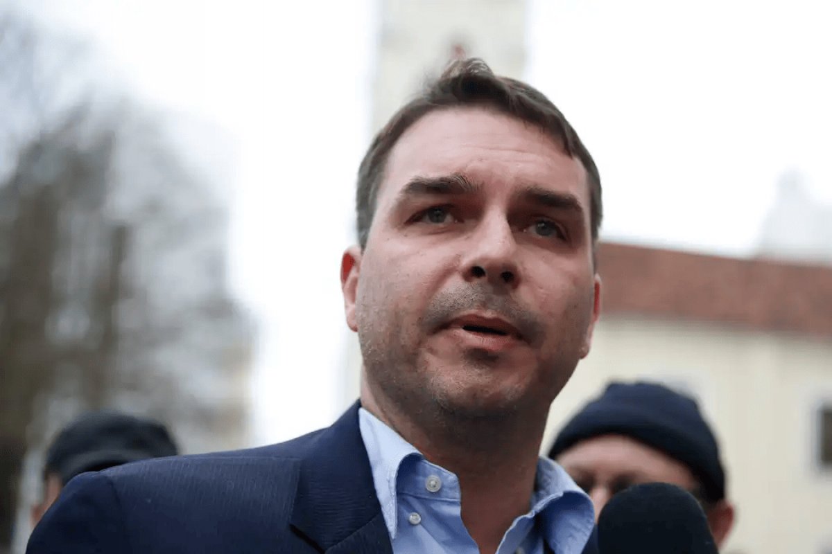 Flávio Bolsonaro responde críticas de Malafaia a Bolsonaro: "roupa suja se lava em casa"