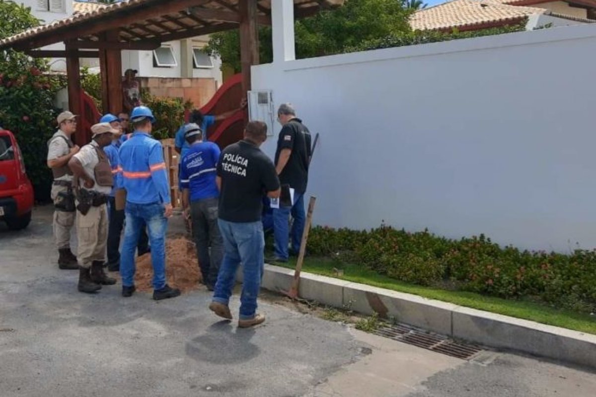 Residências de alto padrão são flagradas com 'gato' de água em Vilas do Atlântico