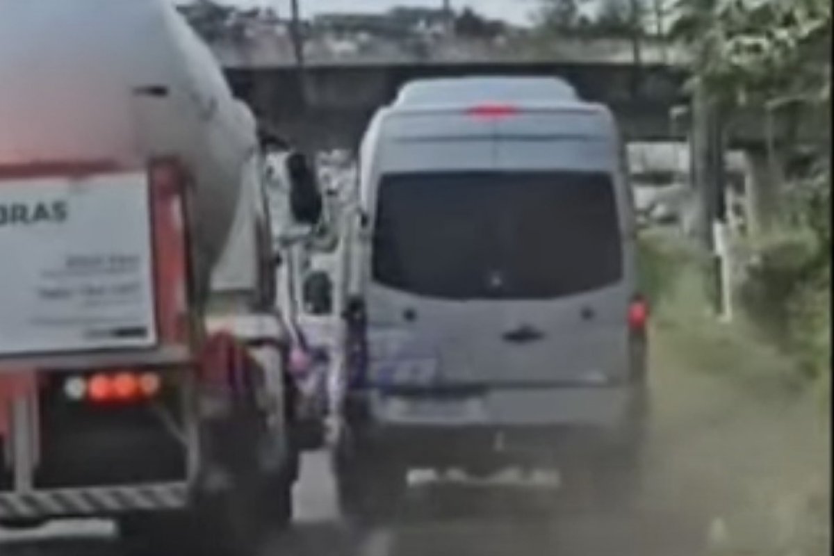 Motorista de van é preso após atropelar agente da Secretaria de Mobilidade em Salvador