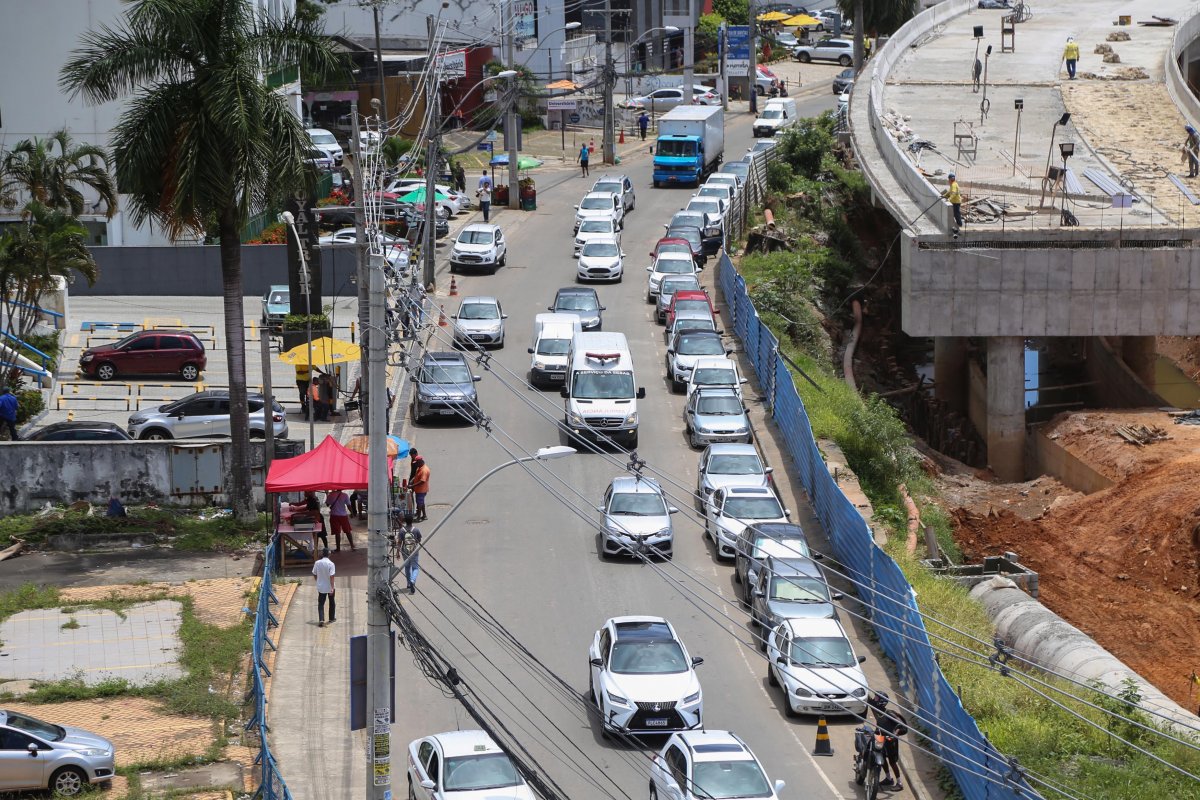 Alterações no tráfego de veículos e ônibus são adiadas na Av.ACM