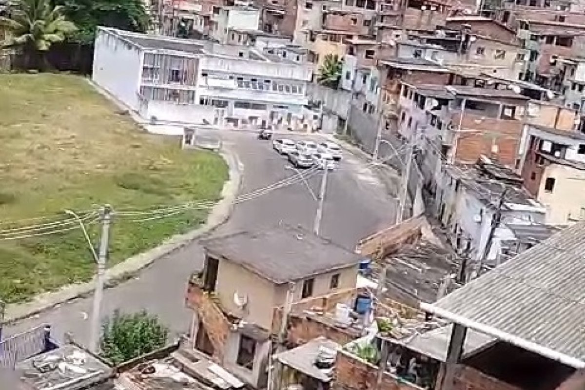 Vídeo: Homem é atingido por tiros em confronto com a polícia no Nordeste de Amaralina