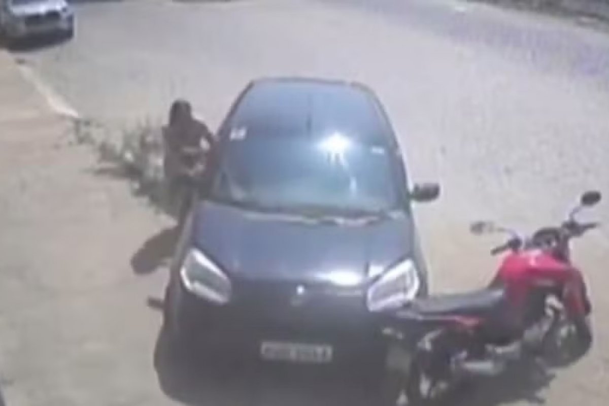 Criança de 3 anos liga carro e invade loja de autopeças no sul da Bahia