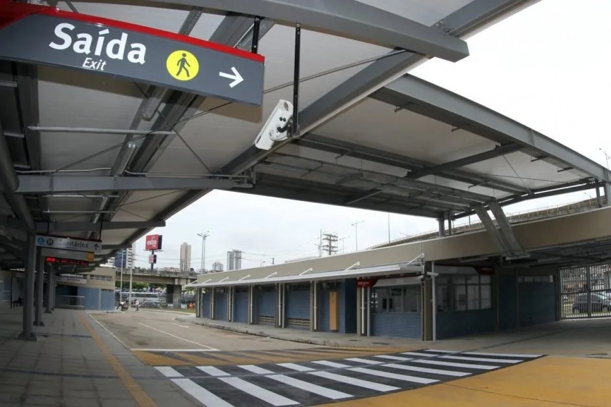 Briga entre passageiros termina em disparos e deixa uma pessoa ferida no metrô de Salvador