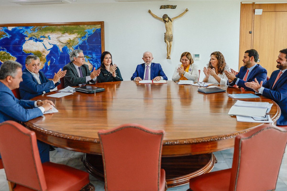 Lula sanciona lei que aumenta pena de feminicídio para até 40 anos no Brasil