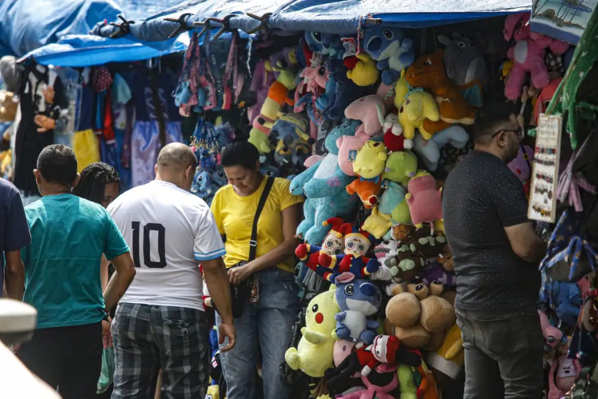 Comércio recua 0,3% em agosto, porém acumula alta em 2024, segundo IBGE